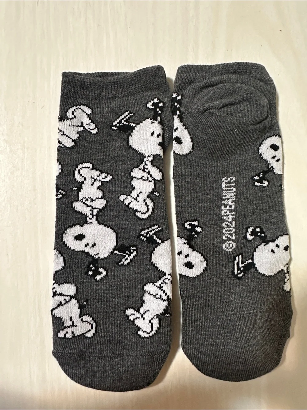 Peanuts Snoopy Pattern Socks in Gray and White